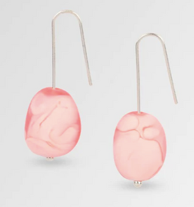 RESIN EARTH WIRE EARRINGS - PINK GUAVA